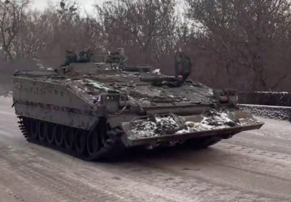 На границе Курской и Сумской областей поражена редчайшая БРЭМ Bärgningsbandvagn 90 (Bgbv 90) ВСУ, созданная на базе БМП CV-90. На фото БРЭМ данного же типа в Сумской области. На границе Курской и Сумской областей поражена редчайшая БРЭМ Bärgningsbandvagn 90 (Bgbv 90) ВСУ, созданная на базе БМП CV-90. На фото БРЭМ данного же типа в Сумской области.