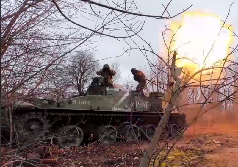 05.12.2023 Кадры штурма окопов и пленения противника: Не хочешь по-хорошему? Тогда лови гранату. Реальная обстановка на фронтах СВО. (14 видео)