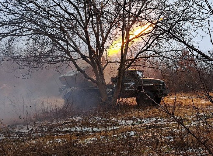 21.12.2023 ВС РФ разгромили колону наступающей бронетехники ВСУ. Кадры штурма опорных пунктов противника на Украине. Запорожье, Бахмут. (15 видео)