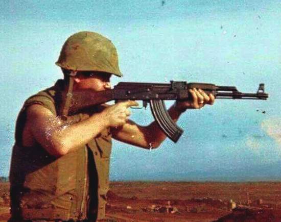 Американцы выбрасывали M16 и искали АК? Эксперты по оружию Онокой и Уланов разговаривают про Вьетнам (2020)