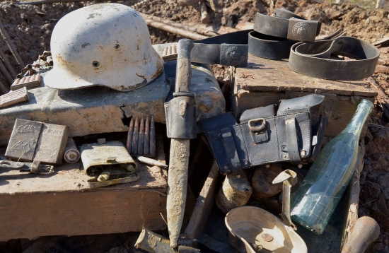 Блиндаж "МЕЧТА КОПАТЕЛЯ". Немцы бросили гору вещей и оружия (2022)