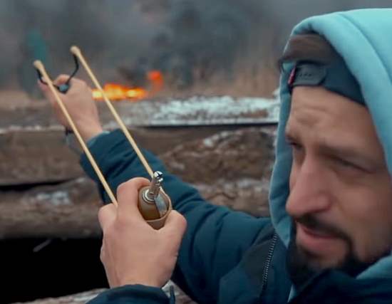 БОЕВОЙ ГРАНАТОЙ стреляет из рогатки! Оружейный беспредел в окопе на Донбассе (2021)