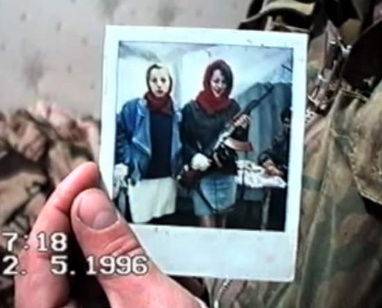 Большая зачистка в Грозном 2 мая 1996. ОМОНовцы находят кое что интересное в фотографиях чеченки (частная хроника, 1996)