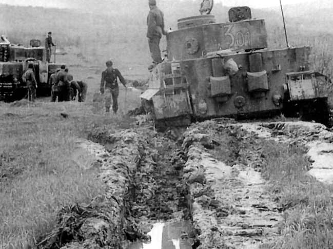 Целый полк немецких гренадер увяз в поле чернозема - так их и поймали советские танкисты: "Выскочив из села мы увидели..." (2021)