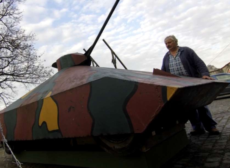 Чешский крестьянин сделал танк и попытался прорваться на Запад. Что из этого вышло? (2021)