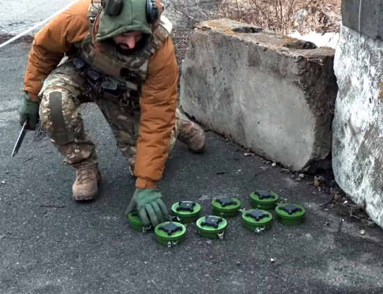 Что если на ВОСЕМЬ противопехотных мин ПМН 2 уронить снарядный ящик? (2022)