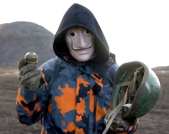 Что если накрыть взведенную гранату каской и брониками, спасет или нет? Так давайте проверим! Никто в мире не проводили такой опыт (2020)