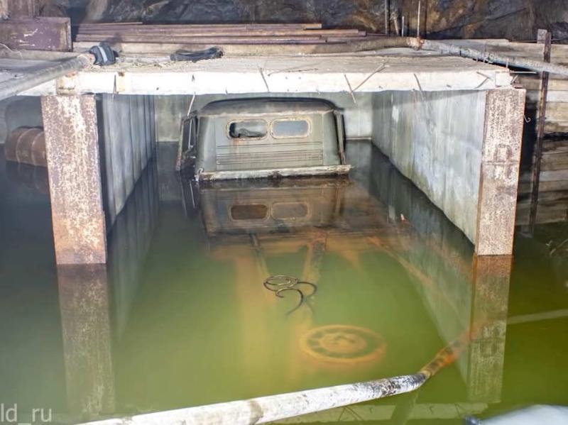 Что скрыто под центром Мурманска? Тайное убежище 1943 года с техникой в боксах (2021)