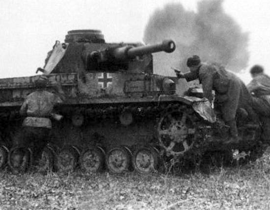 Два бойца на Курской дуге выпили по 200 грамм и прокрались в подбитый немецкий танк, чтобы пострелять по немцам. Чем закончилась эта история? (2020)