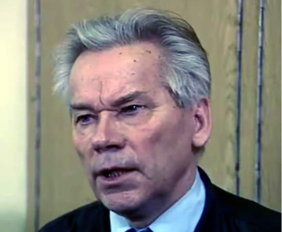 Эмоциональное интервью Калашникова: "Мне обидно, что за заводским забором продают стволы и затворы. До какой жизни мы дожили?" (1993)