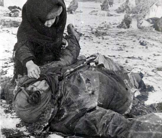 Эта фотография сделана на болоте в концлагере Озаричи. Немцы морили до смерти 50 тысяч женщин и детей для "живой бомбы" (2020)