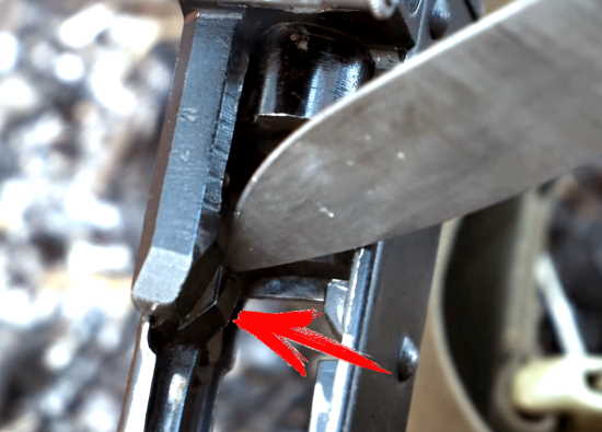 Эти две детали в Калашникове надо тщательно вычищать, иначе автомат запросто подведет в бою (2022)