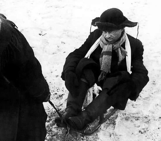 Флейтиста привезли на санках, чтобы исполнить легендарную симфонию Шестаковича в блокадном Ленинграде. Искусство в блокаду (2020)