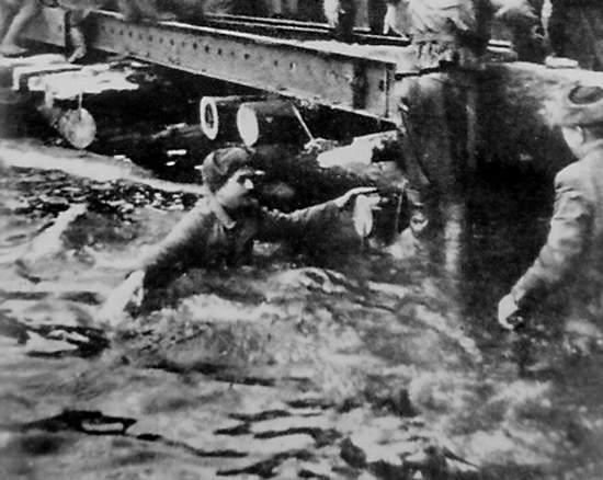 Форсирование реки и наведение переправы в минус 20 градусов мороза. Переправа любой ценой на Истре (2020)