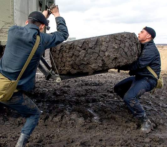 "Фронтовые дороги". Реальные примеры геройства и трусости водителей - от Чечни до Донбасса. Истории из жизни (2020)
