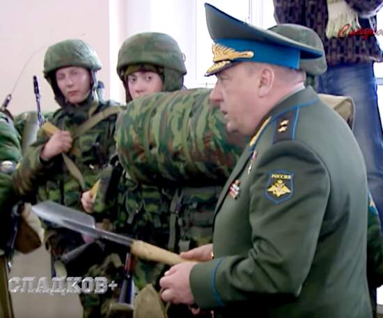 Генерал Шаманов вне себя от злости: "Эта лопата для ВДВ непригодна! Вы поняли меня!? Это убогость!" (2009)