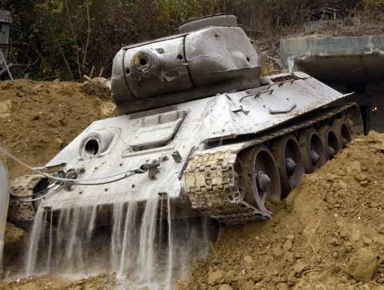 Именной боевой танк Т-34 нашли в заброшенной воинской части (2021)