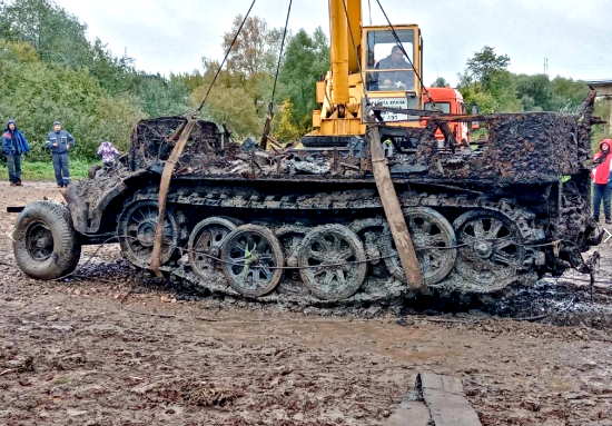 Из Волхова достали тяжелую немецкую машину. Свежая находка - еще не просохла (2021)