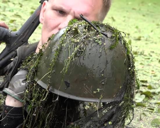 Как это сохранилось в озере? Нашли винтовку, каску и кучи патронов (2019)