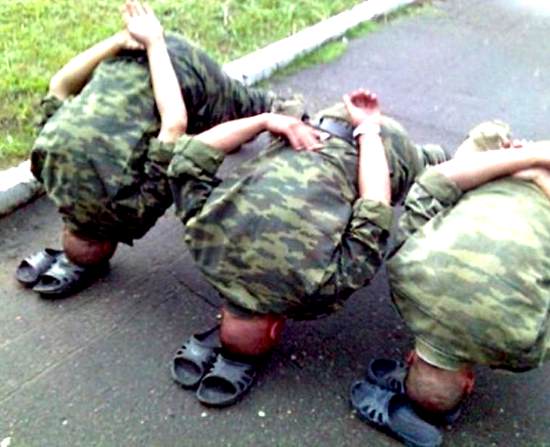 Как наказывают солдат в армии? "Поза думающего десантника", "Я люблю тебя братишка", деревянный автомат и другие наказания (2019)