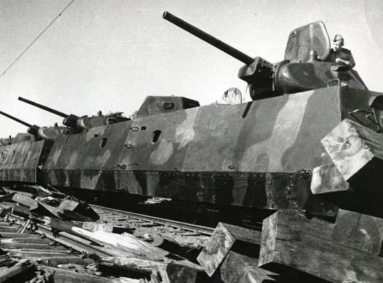 Как прошла единственная дуэль бронепоездов? Два гиганта сошлись в лобовой атаке в 1944 году (2021)