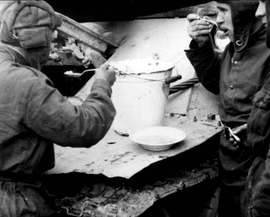 Как советские танкисты грелись зимой при помощи ведра в танке? (2020)