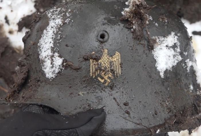 Каски и винтовки как со склада. Болотная консервация (Россия, 2 видео, 2018)