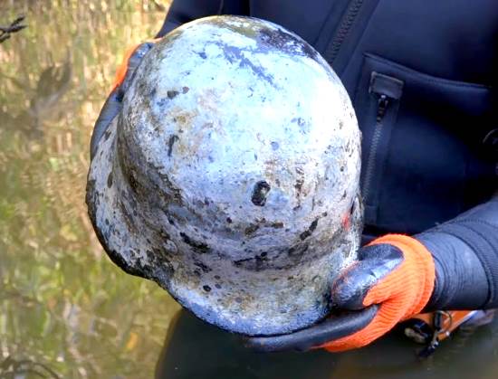 Каски из ила в "железной реке". Последние находки (2020)