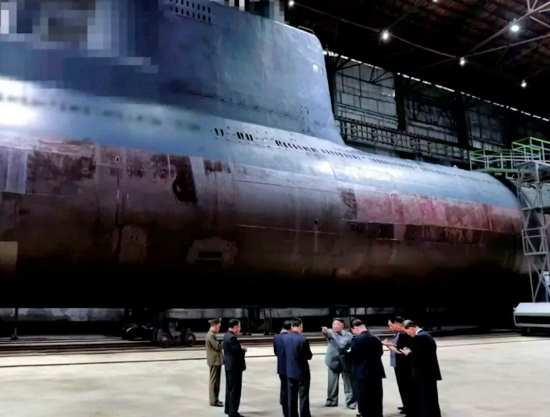 Ким Чен Ын показал новую ядерную подлодку против США (2021)