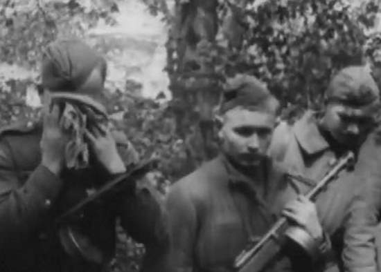 Комбат погиб в последнем бою за Берлин 2 мая. Кинохроника прощания - солдаты плачут (2 мая 1945)