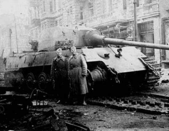 "Королевский Тигр" Карл-Хайнца Турка в боях за центр Берлина. Последний танк нацистов, защищавший Рейхстаг (2020)