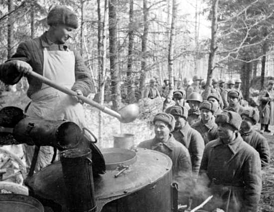 Красноармеец накормил всю роту лошадиным комбикормом. Солдаты получили хороший урок на всю жизнь... (2021)