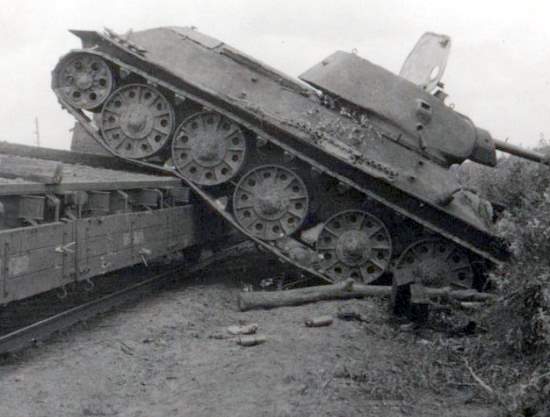 Кризис железной дороги в боях за Сталинград - её просто не было в радиусе 1000 километров. Как дорогу строили из московских трамвайных рельсов? (2020)