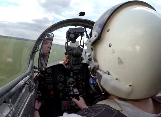 Купил советский военный самолет и летает над дачами. Как заполучить свой собственный истребитель в России? (2021)
