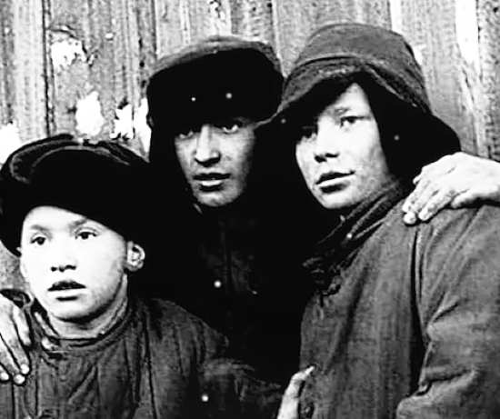 Мальчишки зимой собирали уголь на станции в оккупированном Пскове. Они были в шоке, когда увидели ЭТО рядом с эшелоном (2021)