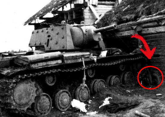 Маленькая деталь на фотографии привела к сенсации. Подвиг экипажа танка КВ-1 в бою против дивизии СС "Мертвая голова" (2021)