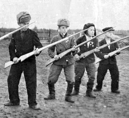 "Над Мишей Калашниковым издевались в школе, обзывали кулаком и богатеем". Тяжелый путь к конструкторской славе (2019)