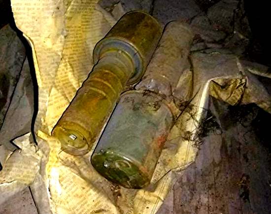 Нашел в бревне нишу заложенную тряпками. Вытащил их, а там целый арсенал... (2020)