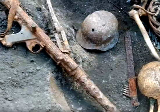 Нашли солдат, сцепившихся в рукопашной. Пулеметчик дивизии СС "Викинг" и красноармеец со штыком в руке. Как они погибли? (2021)