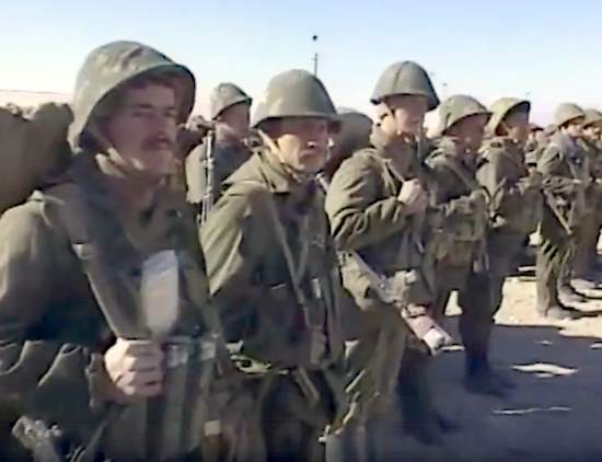 Настоящая 9 рота перед выходом в афганские горы выглядела примерно так. Найдите 5 отличий от фильма (1987)