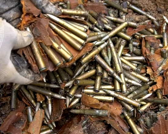 Неожиданная находка в поле. Турист случайно откопал огромный ящик с немецкими патронами - они как только с завода (2021)