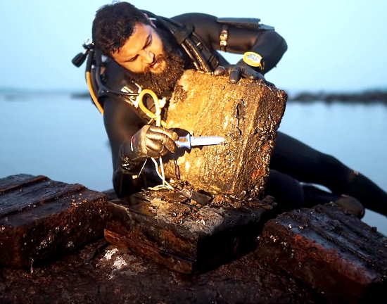 НЕОЖИДАННЫЕ НАХОДКИ на точке высадки советского десанта в 1944 году. 4 больших ящика с военным добром (2021)