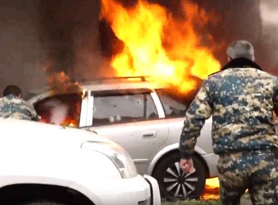 Обстрел Степанакерта кассетными боеприпасами из РСЗО "Смерч" со стороны Азербайджана. Не дай бог там оказаться (3 видео, 2020)