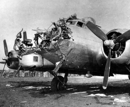 Один бомбардировщик B-17 против 17 истребителей японцев. Бой, который не имеет аналогов в истории (2020)