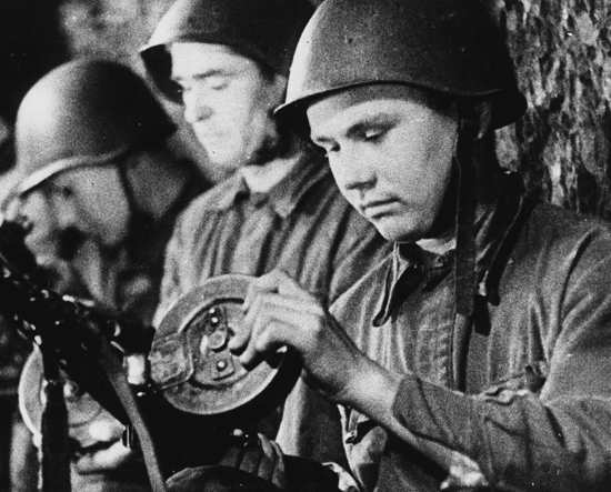 Одинокая связистка против группы немецких разведчиков. Мало кто поверил в этот подвиг (2021)