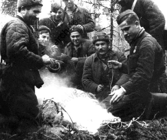 Партизанский секрет ЗАРЯДКИ ОТ КОСТРА аккумулятора радиостанции. Система партизанский котелок" (2021)