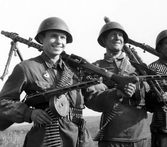 Почему батальон ОСНАЗ Красной Армии просил убрать из подразделения английские гранатометы "Пиат"? (2020)