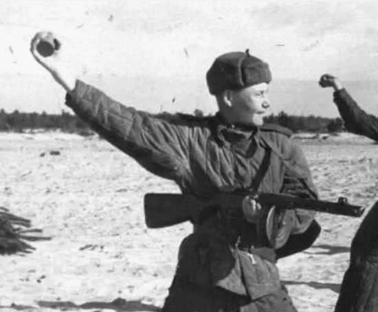 Почему красноармейцы кидали гранаты, не выдёргивая чеку? Сталинградская штурмовая тактика (2020)