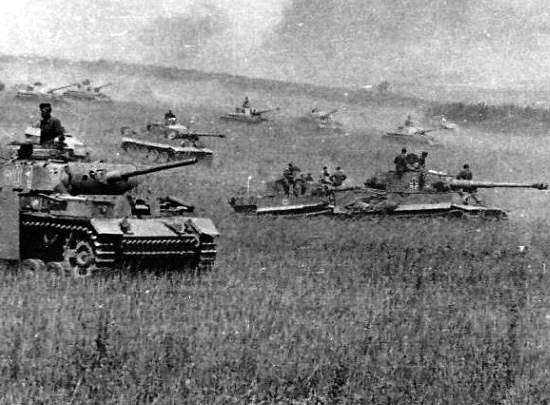 Почему немецкие танки всегда перли "обратным клином" в ряд? Алексей Исаев объясняет преимущества такой тактики (2020)