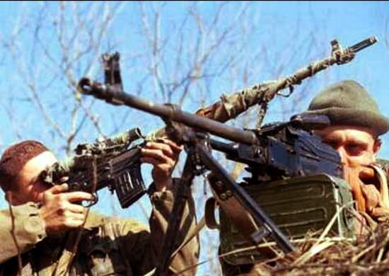 Почему пулеметчик и снайпер вместе с командиром всегда идут в головном дозоре? Это ведь так опасно (2020)